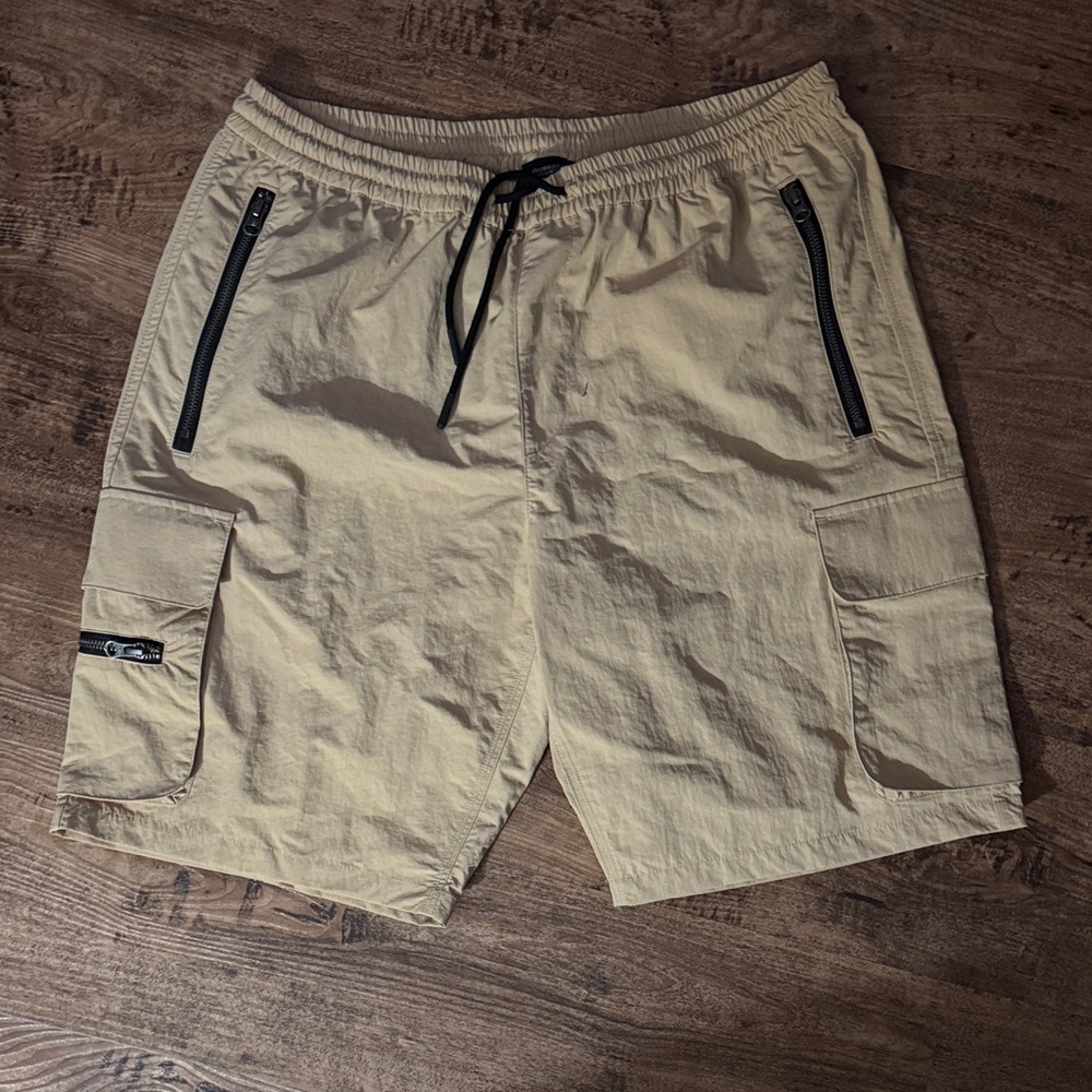 Men's Tan Cargo Shorts new with tags size large